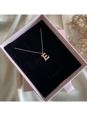 Normadia 925 Ayar Gümüş Rose E Harfli Kadın Kolye – Zarif ve Şık Takı