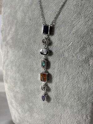 Normadia Şık Çelik V Kolye, Zirkon Taşlı, Modern ve Zarif Tasarım