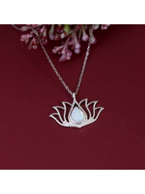Normadia Opal Taşlı Lotus Gümüş Kolye, Zarif ve Şık Takı Tasarımı