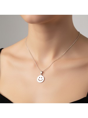 Normadia 925 Ayar Gümüş Gülen Yüz Kolye SM5050, Şık ve Zarif Takı