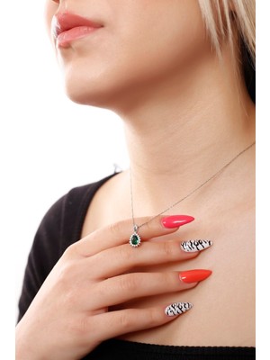 Normadia Zümrüt Taşlı Kadın Gümüş Damla Kolye, Şık ve Zarif Tasarım