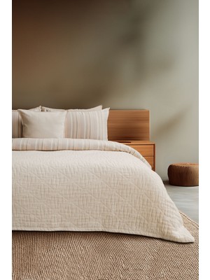 Barine Atik Dolgulu Jakarlı Çift Kişilik Yatak Örtüsü Krem