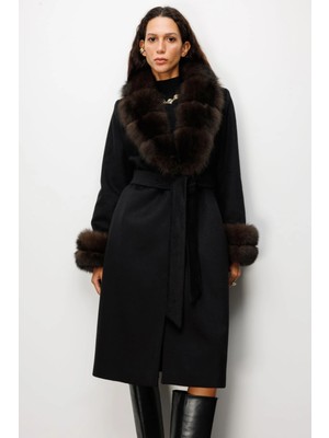 Ekol Kadın Yakası ve Kolları Kürk Siyah Manto 06023