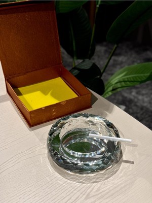 Şeffaf Kristal Küllük Orta Boy – Şık ve Zarif Tasarım