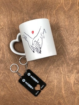 Masalsı Concept Sevgiliye Hediye Elele Tutuşan Özel Isim Baskılı Kupa ve Isimli Özel Spotify Kodlu Pleksi Anahtarlık Kupa ve Anahtarlık Set