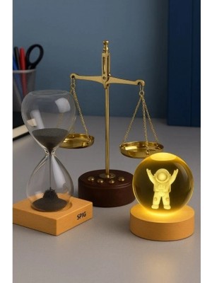 Marsilyan 3’lü Masaüstü Dekoratif Set – Manyetik Kum Saati, Adalet Terazisi ve Ahşap Standlı Astronot Işıklı