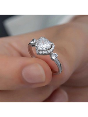 Bazarhane Gümüş Beyaz Taşlı Kalpli Kadın Yüzük