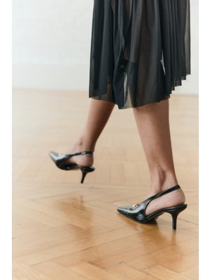 Lutvelizade Topuklu 2606 - Küt Burun Dekolteli Toka Detaylı Siyah Kadın Topuklu