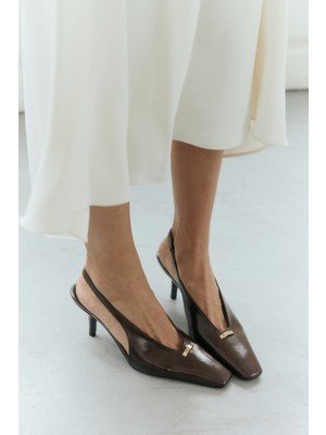Lutvelizade Topuklu 2606 - Küt Burun Dekolteli Toka Detaylı Acı Kahve Kadın Topuklu