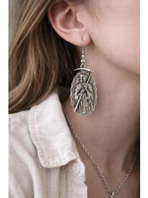 Herşey Nota Detaylı Metal Figür Sallantılı Küpe – Oval Form Uzun Tasarım