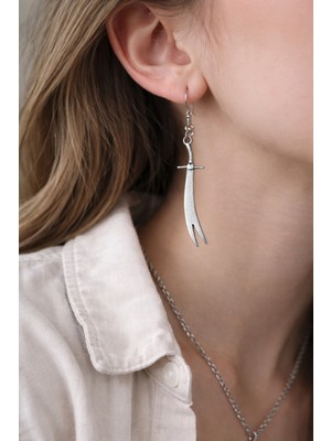 Herşey Nota Ince Formlu Metal Figür Sallantılı Küpe – Minimal Uzun Tasarım