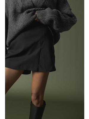 Nisan Triko Yırtmaç Detaylı Kısa Etek