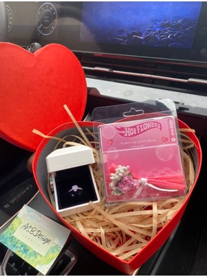 Kalpli Kutuda Ciddi Ilişki Yüzüğü ve Çiçek Buketi Aynalı