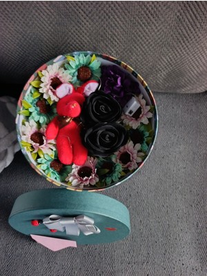 UltraMint Kadife Gül ve Papatyalı Işıklı Kutuda Romantik Çiçek Hediye