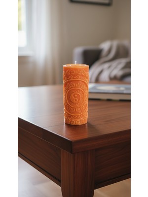 Raw Home Yin–yang Kabartma Motifli, Mandalina Kokulu El Yapımı Dekoratif Silindir Mum (Turuncu)