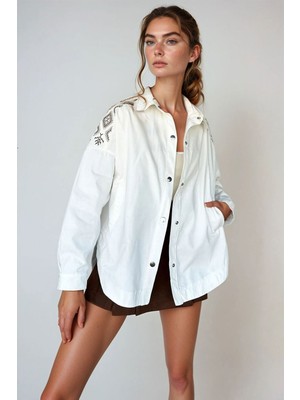 Lior Design Ekru Çift Cepli Omuzları ve Sırtı Nakışlı Çıtçıt Kapamalı Oversize Gabardin Ceket BCHESQ-251020