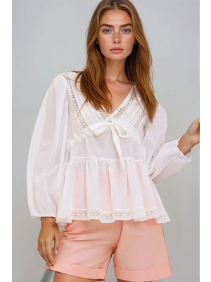 Lior Design Beyaz V Yaka Önü Büzgülü Fisto Detaylı Pamuk Bluz BCHESQ-251088