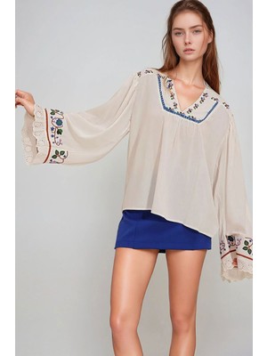 Lior Design Beyaz V Yaka Fisto ve Nakış Işlemeli Dokuma Bluz BCHESQ-251003