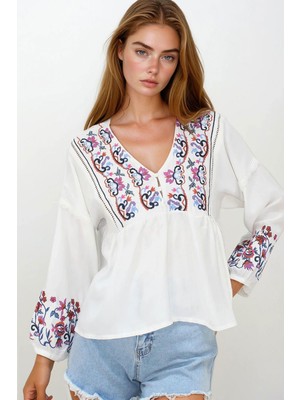 Lior Design Beyaz Yırtmaç Yakalı Roba Nakışlı Bluz BCHESQ-251147