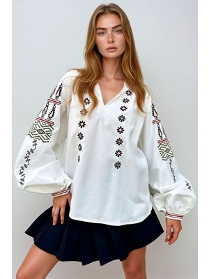 Lior Design Beyaz Hakim Yaka Nakışlı Balon Kol Poplin Dokuma Bluz BCHESQ-251048