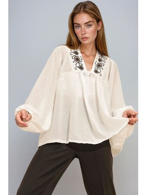 Lior Design Beyaz V Yaka Nakışlı Dokulu Bluz BCHESQ-251015