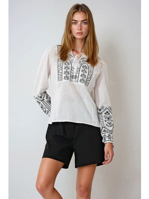 Lior Design Beyaz Hakim Yaka Püskül Detaylı Flamlı Keten Bluz BCHESQ-251046