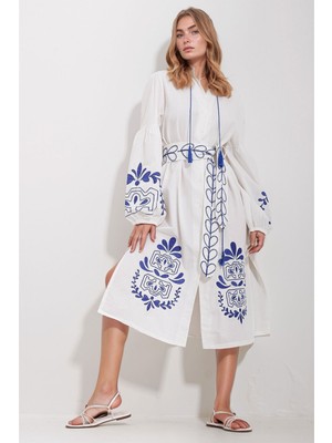 Lior Design Beyaz Hakim Yaka Kemerli Çift Yırtmaçlı Keten Elbise BCHESQ-251042