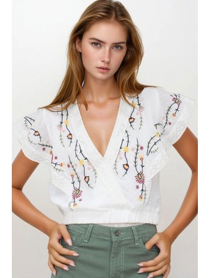 Lior Design Beyaz V Yaka Fisto ve Nakış Işlemeli Bluz BCHESQ-251148