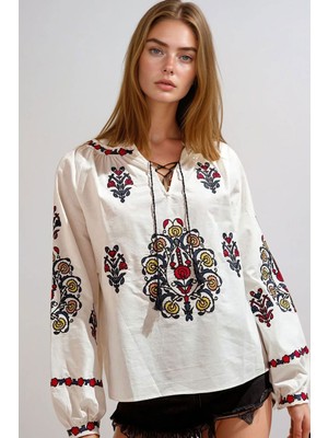 Lior Design Beyaz Yırtmaç Yaka Balon Kol Nakışlı Dokuma Bluz BCHESQ-251049