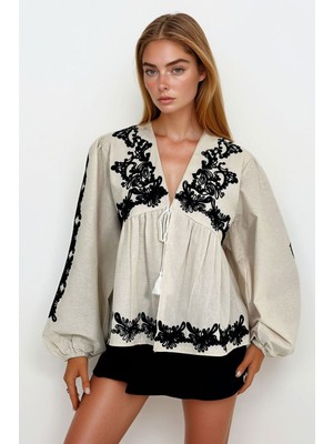 Lior Design Ekru Nakışlı Bağcıklı Bluz BCHESQ-251130
