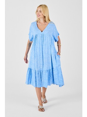 Lior Design Buz Mavi V Yaka Oversize Kesim Desenli Çift Cepli Volanlı Elbise BCVL-254028