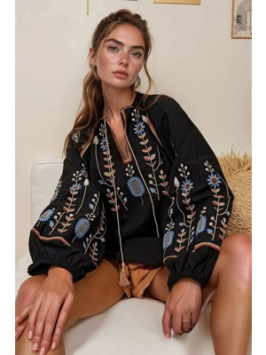 Lior Design Siyah Bisiklet Yaka Önü ve Kolları Nakışlı Keten Dokuma Bluz BCHESQ-251004