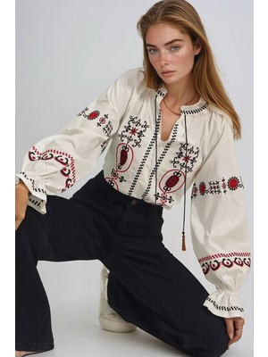 Lior Design Beyaz Hakim Yaka Önü ve Kolları Çiçek Nakışlı Poplin Dokuma Bluz BCHESQ-251100