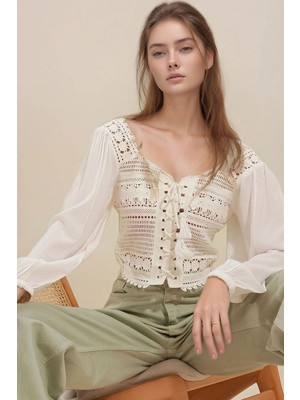 Lior Design Ekru Kare Yaka Önü Bağlamalı Kroşata Dokuma Crop Bluz BCHESQ-251001
