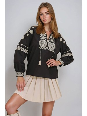 Lior Design Siyah Hakim Yaka Nakışlı Dokuma Bluz BCHESQ-251035