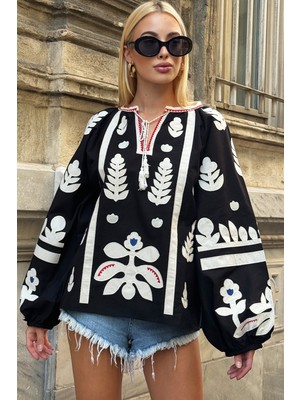 Lior Design Siyah Kayık Yaka Püskül Detaylı Nakış Işlemeli Balon Kol Dokuma Bluz BCHESQ-251107