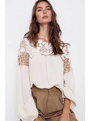 Lior Design Açık Bej Örgü Motifli Dokuma Bluz BCHESQ-251121