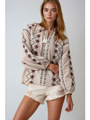 Lior Design Bej Yırtmaç Yaka Full Nakışlı Dokuma Bluz BCHESQ-251045