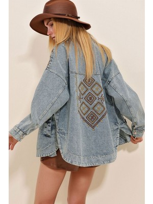 Lior Design Mavi Çift Cepli Omuzları ve Sırtı Nakışlı Oversize Jean Ceket BCHESQ-251017