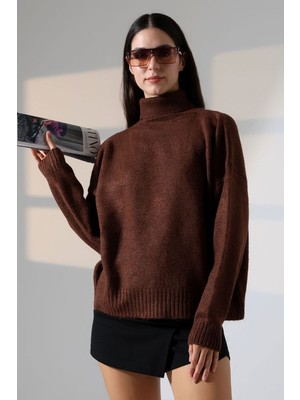 Lior Design Acı Kahve Boğazlı Yumuşak Dokulu Triko Kazak BCES-252023