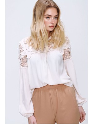 Lior Design Krem Dantel Detaylı Dokuma Bluz  BCHESQ-251120