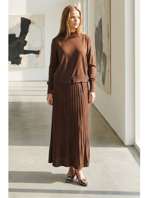 Lior Design Kahverengi Yarım Balıkçı Yaka Kazak ve Midi Boy Piliseli Etek Takım BCHPK-251253