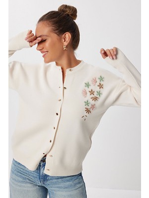 Lior Design Ekru Düğmeli Çiçek Nakışlı Kışlık Triko Hırka BCVL-25T2364