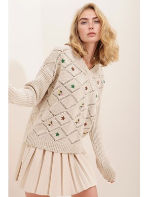 Lior Design Krem V Yaka Ajurlu Çiçek Nakışlı Selanik Örgü Triko Kazak BCHESQ-251123