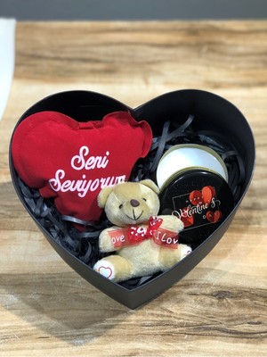 UltraMint Sevgililer Günü Kalpli Kutuda Yastık, Mum ve Peluş Ayıcık Seti