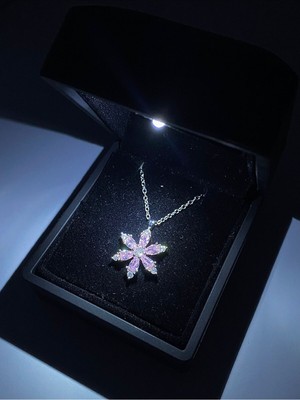 UltraMint Mini Işıklı Kutuda Şık Çelik Kamelya Lotus Kolye Hediye Seçeneği