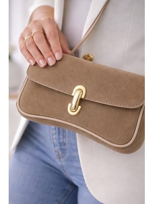 Generic Kadın Omuz Çantası Baget Model Süet Görünümlü Kapaklı Metal Tokalı Minimal Şık Tasarım Günlük Çanta