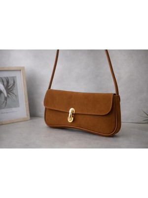 Generic Kadın Omuz Çantası Baget Model Süet Görünümlü Kapaklı Metal Tokalı Minimal Şık Tasarım Günlük Çanta