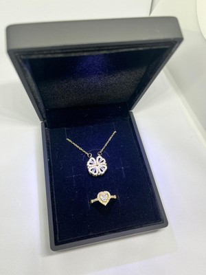 UltraMint Işıklı Kutuda Çelik Yonca Kolye ve Kalpli Sevgililer Günü Hediye Seti