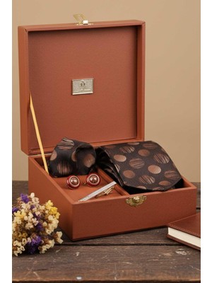 Kravatkolik Kahve Erkek Hediye Kutusu - Mendilli Kravat Kol Düğmesi Kravat Iğnesi KMK83